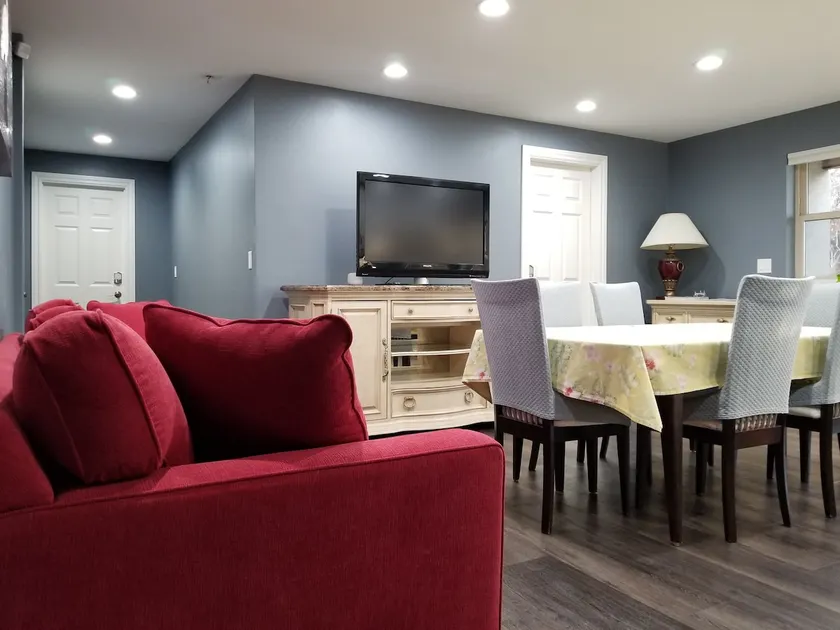 Private Two-Suites Unit with Cable TV/Netflix - Image 1