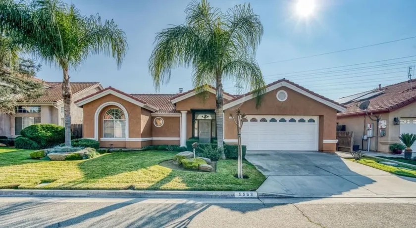 Lovely Home in North Fresno, Premier Neighborhood! - Image 1