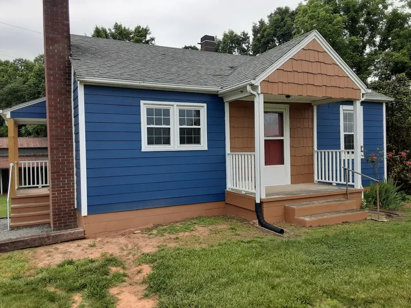 Little Blue Farmhouse - Image 1