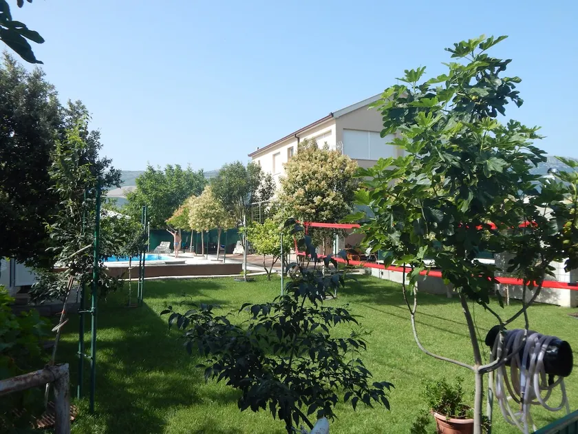 Villa Green Yard - Image 1