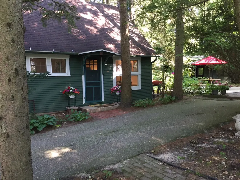 Cozy Green Cottage with Private Beach - Image 1