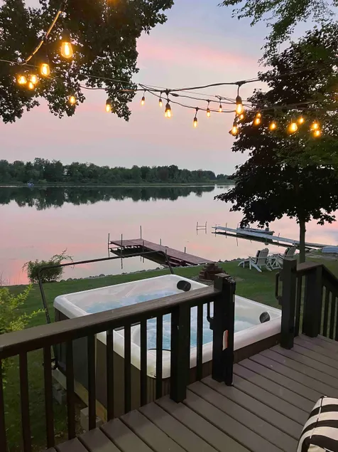 Lake house with swimming and kayaks - Image 1