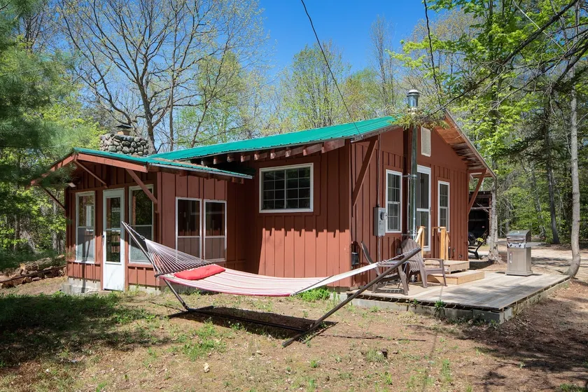 Hideaway next to the woods & 5 min walk to town! - Image 1