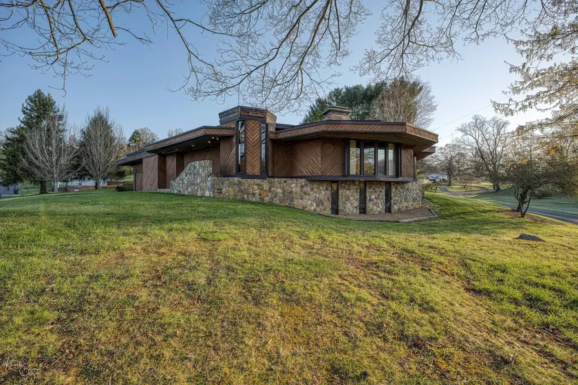 Unique Custom Built Home with Hot Tub & Pool Table - Image 1