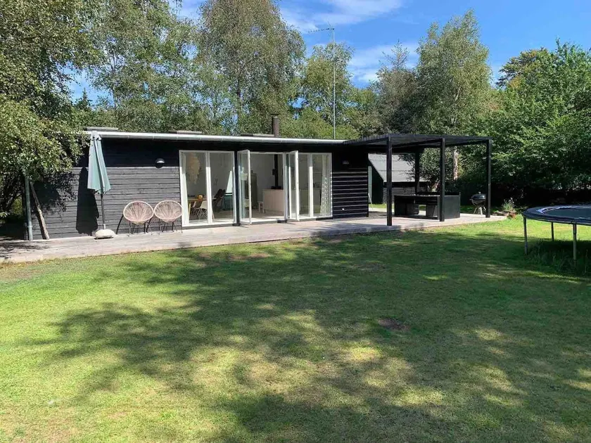 Modern and child-friendly house close to the beach - Image 1