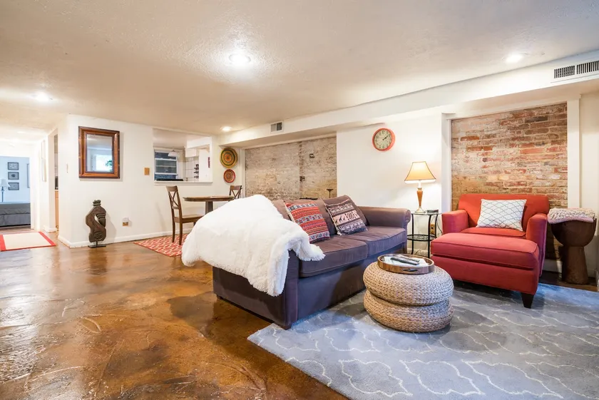 Private Centrally located Eng Bsmt - Image 1