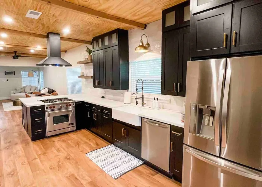 Modern Home In The Heart of Downtown Flag - Image 1
