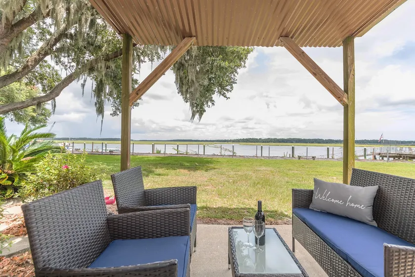Beaufort's Blue Heron Hideaway on Battery Creek - Image 1