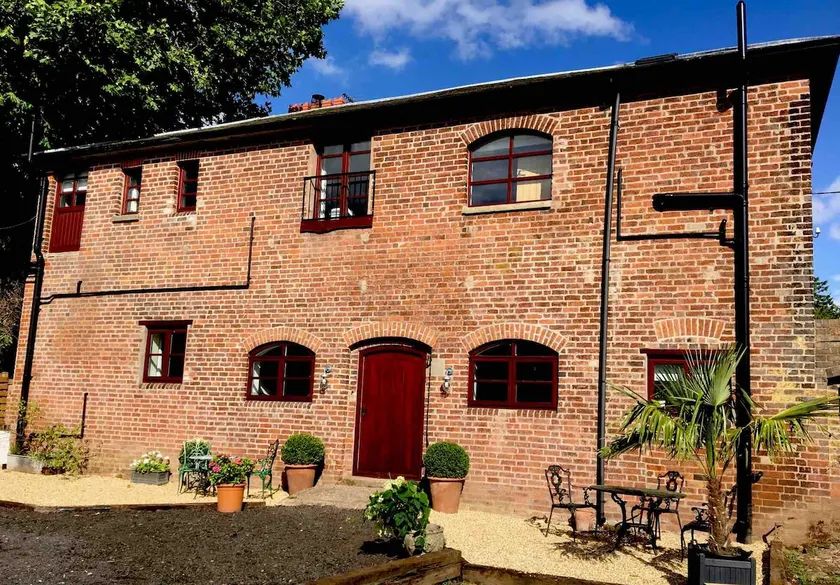 Converted grainstore apartment in a rural setting - Image 1