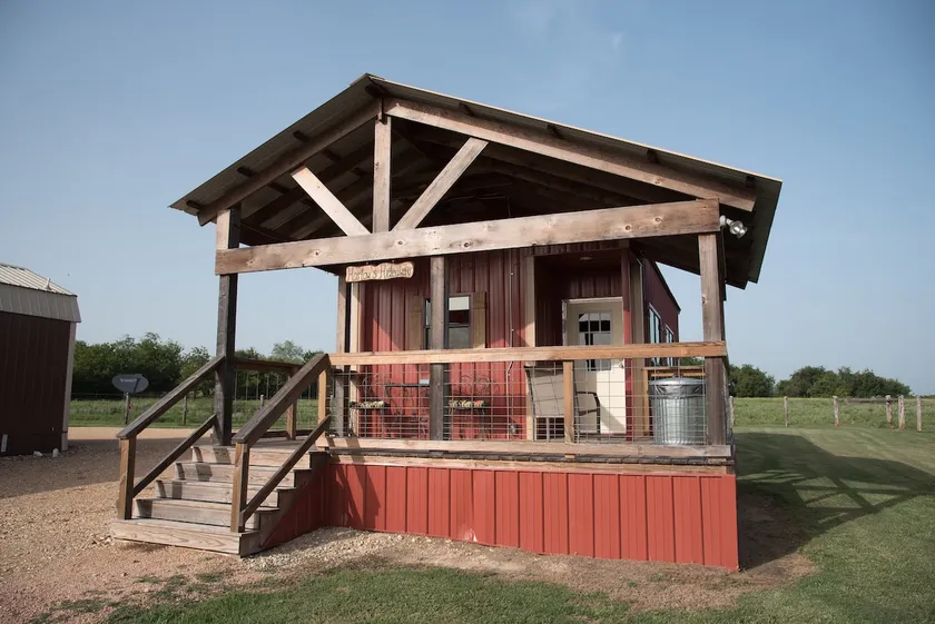 Harlow's Hideaway - Image 1