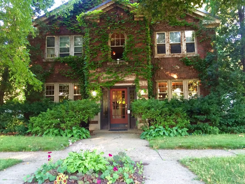 Upscale Urban Retreat 1 bedroom, ground Floor - Image 1