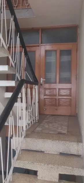 Cozy 4-bedroom rental apartment with free parking - Image 1