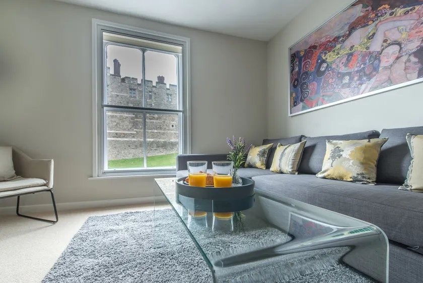 Central Windsor Apartment Facing the Castle - Image 1