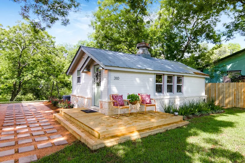 The COOP - 1900's renovated house in town Boerne. - Image 1