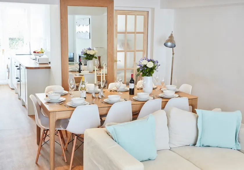 Sea Breeze Cottage with Parking by MyHolidayLet - Image 1