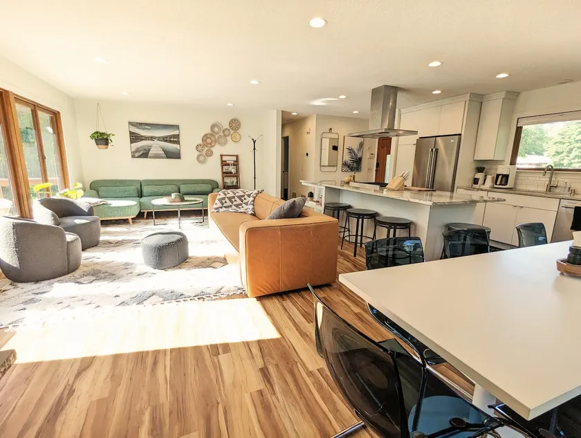 Sunset Shores - River View, King Beds, Soaker Tub - Image 1