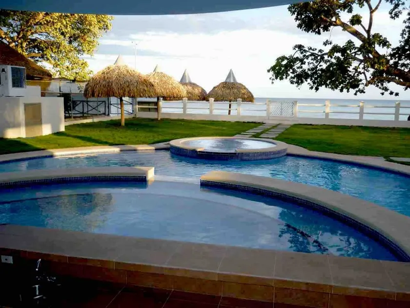 A beautiful apartment with a pool and ocean views - Image 1