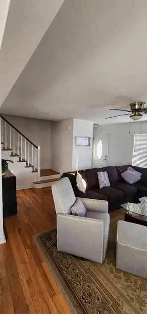 3BR 1.5 Bath patio free parking - Image 1