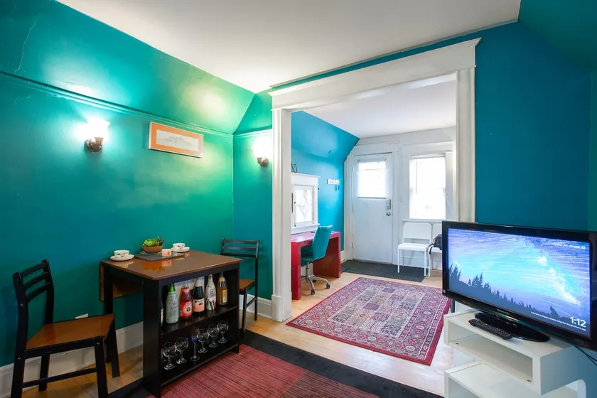 Private Top Floor Apartment centrally in Uptown! - Image 1