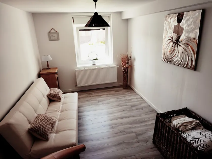 Beautiful renovated house with pleasant garden - Image 1