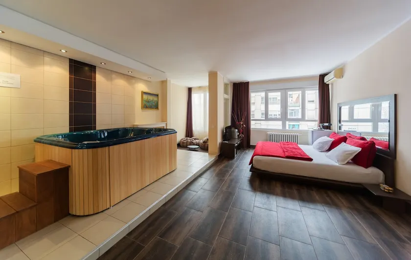 Apartment Glam with Jacuzzi - Image 1