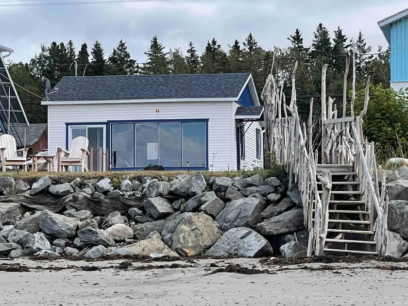 Cottage by the sea - Image 1