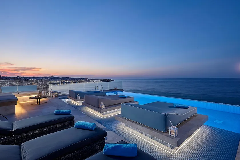 Seafront Apt Studio with Seaview, infinity pool, beachfront - Image 1