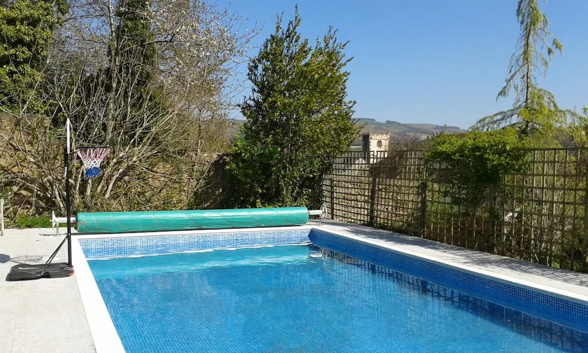 The Elms: family escape with garden, pool & swings - Image 1