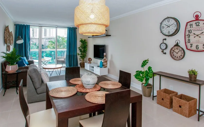 Beautiful 1 bedroom apartment fully furnished steps away from the beach - Image 1