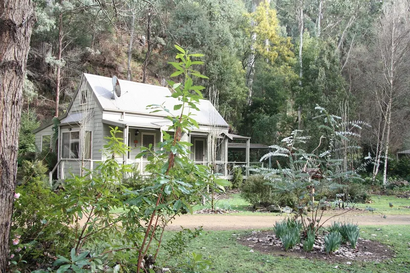 Shadybrook alpine cottage one bedroom No 3 in gardens adjoining the Ovens River  - Image 1