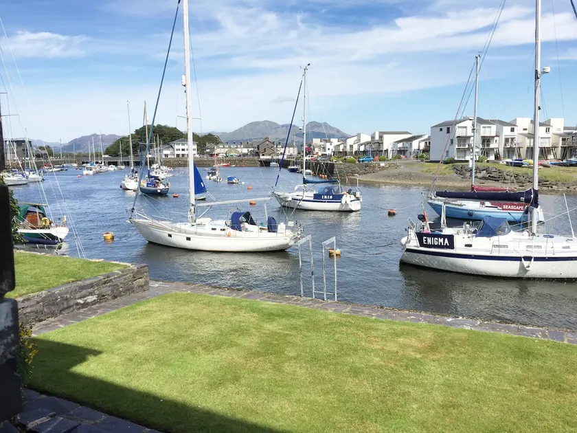 lovely apartment porthmadog harbourside views of mountains festiniog railway - Image 1