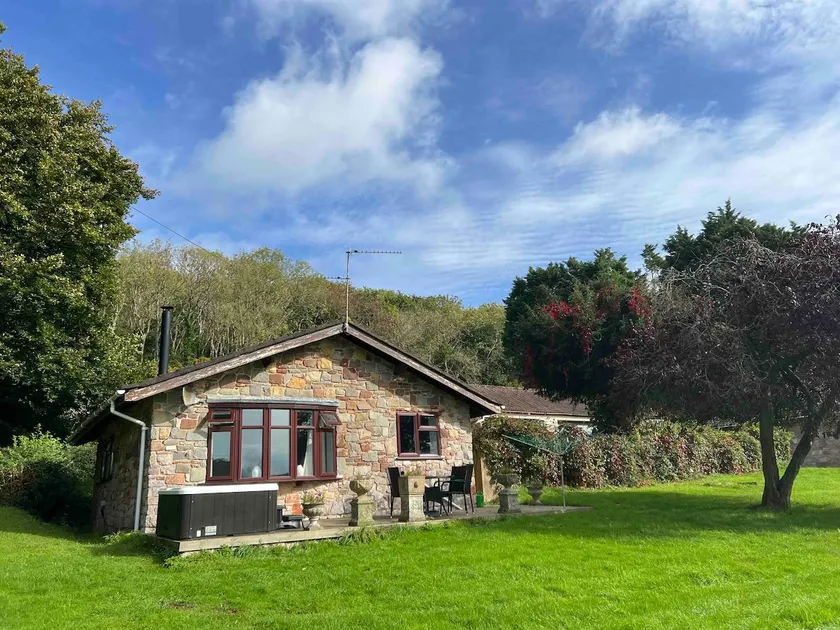 Patch - country cottage with hot tub & log burner - Image 1