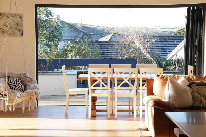 Stunning 4 Bedroom Home with Wild Spa, Gym & Hot Tub - Image 1