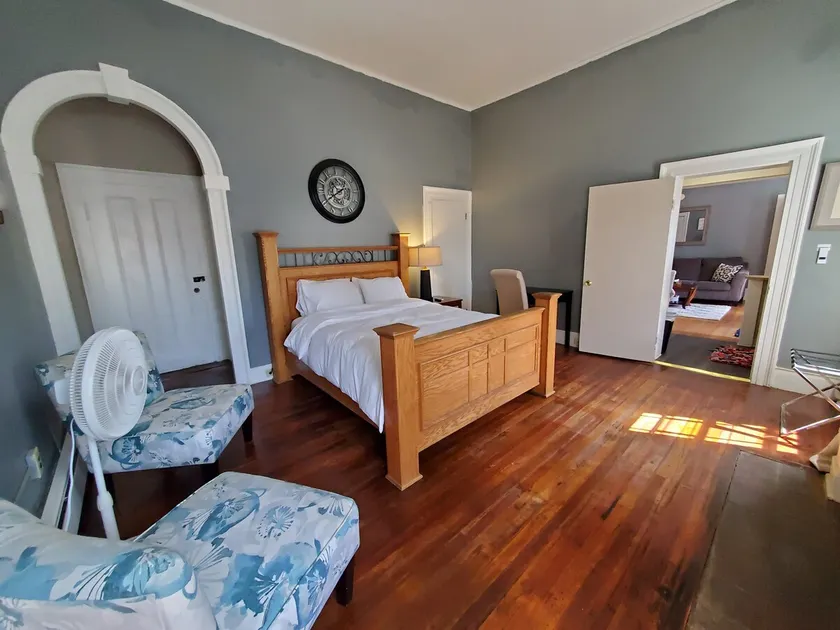 Large Upper 1 bedroom apartment, pet friendly - Image 1