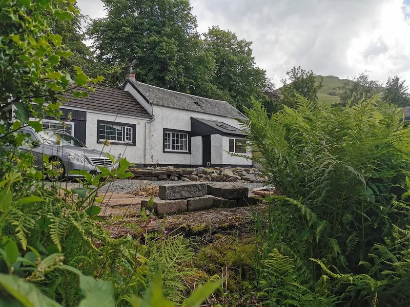 Arrochar Fern Cottage with Wood Burner & Loch View - Image 1
