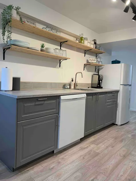 Bright, open, modern 3 bedroom 6 person suite. - Image 1
