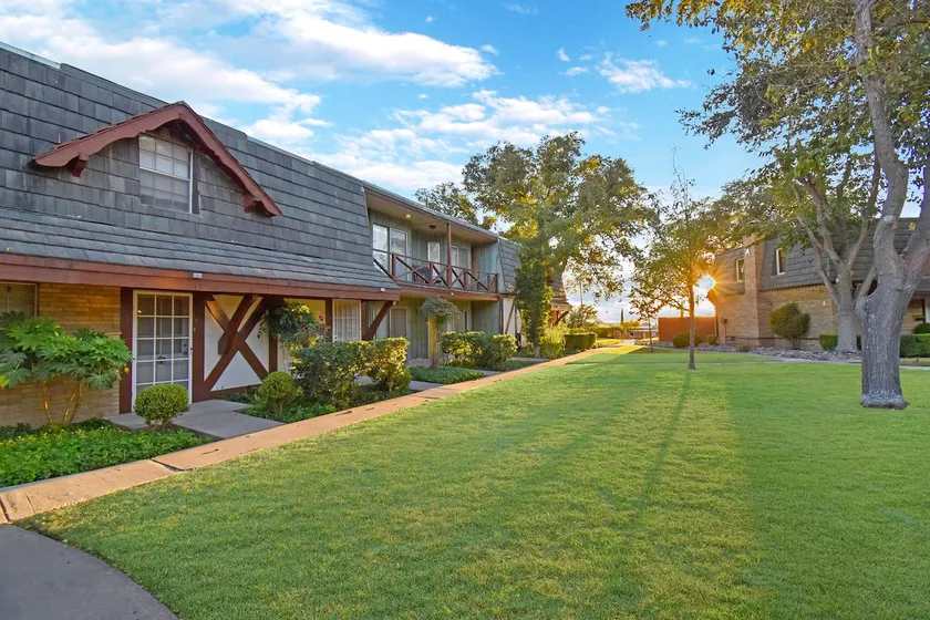 Modern, Elegant, Westside Townhome - Image 1