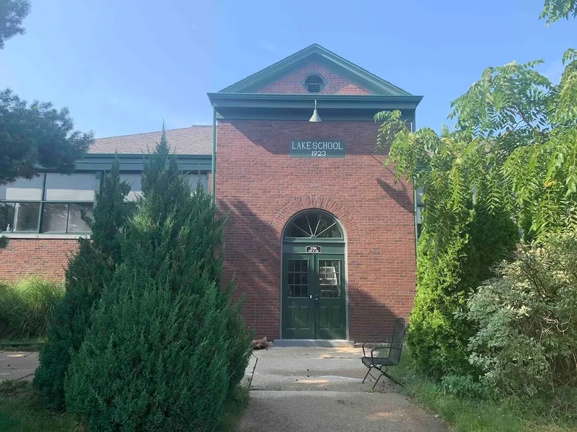 Lake School: Vintage Schoolhouse apartment - Image 1
