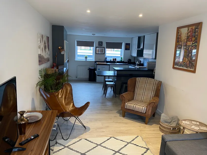 2 bedroom, 6 sleeper apt, close to airport/centre - Image 1