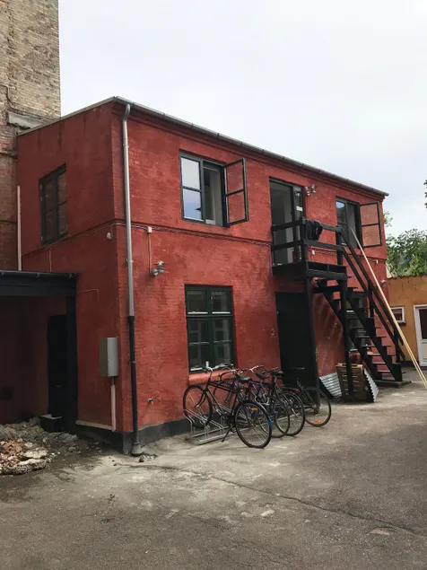 Red back house 1st floor on the left - Image 1