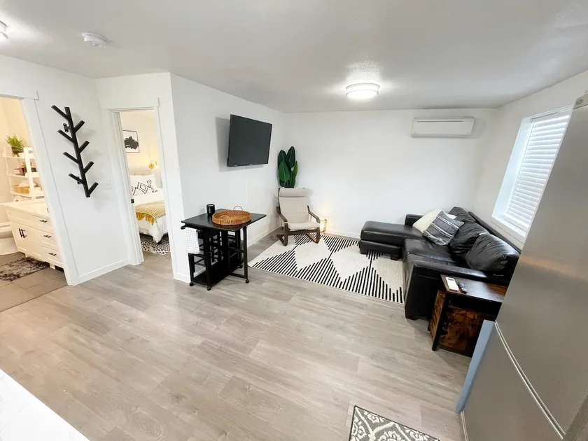 Quiet Modern West Tacoma Guest House - Image 1