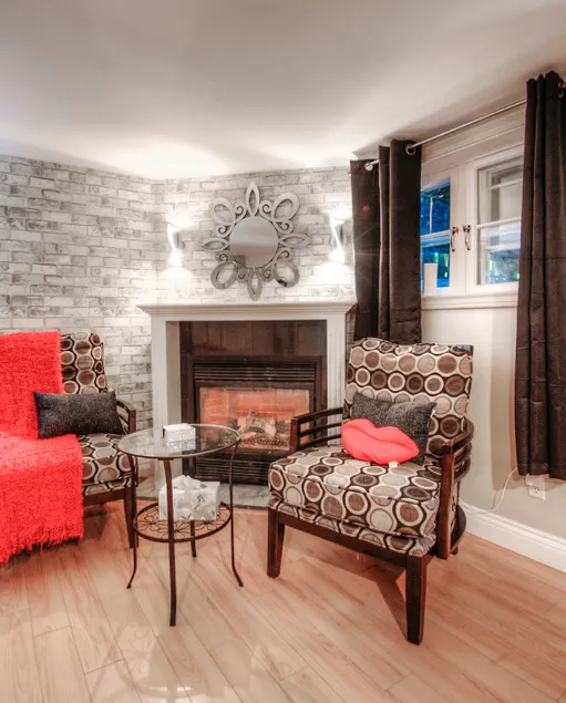 Contemporary Bachelor Pad Near Downtown Core - Image 1
