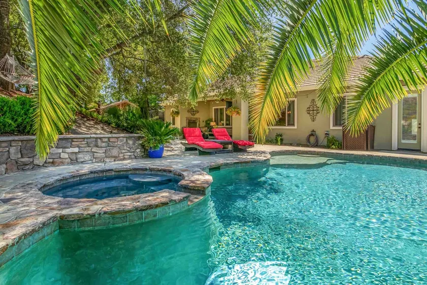 Private Oasis w/Salt water & Solar heated POOL/SPA - Image 1