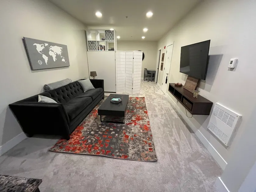 Stylish & Spacious Ballard Studio- 100 Walk Score - Image 1