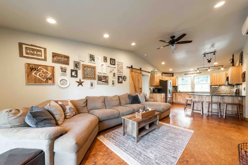 Unique above garage living, only 13 miles to UO - Image 1