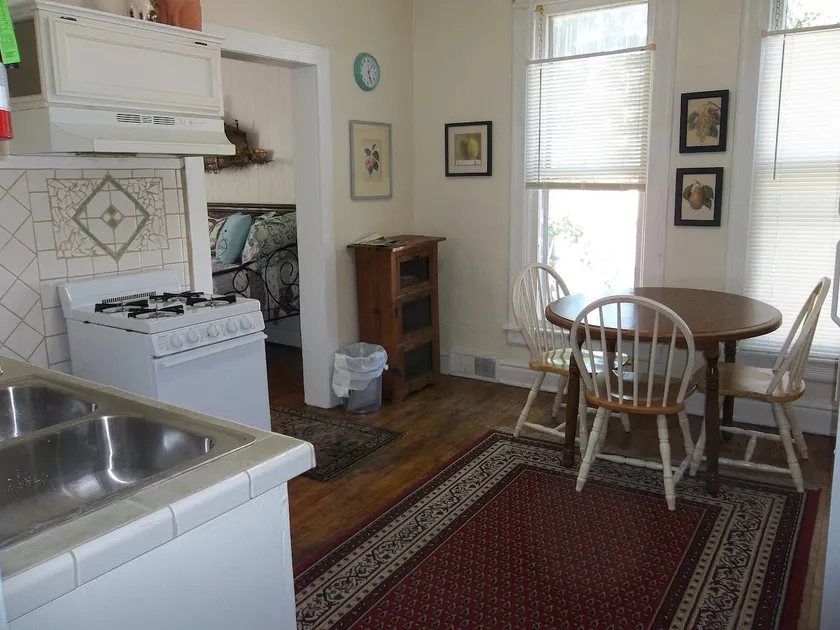 Heart of Hillsdale 1 Bdrm, Work,Cook, Relax Wifi Downtown Apartment Queen Bed - Image 1