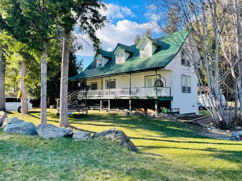 Shuswap Lake House minutes to water and Crowfoot - Image 1