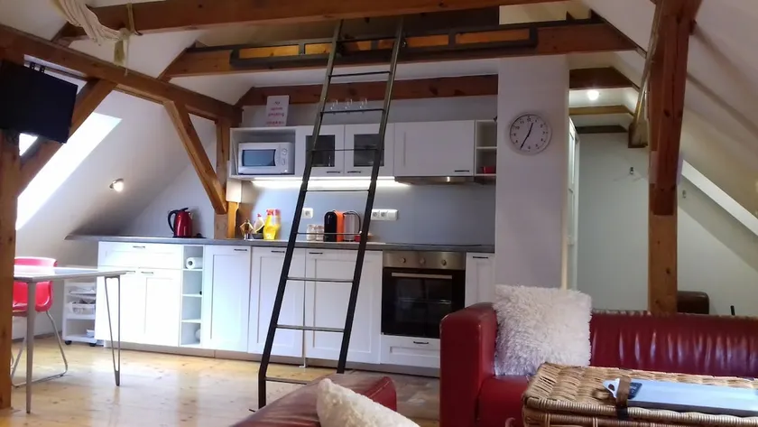 Attic studio with parking and air conditioning - Image 1