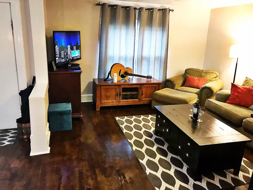 Victorian W. Nashville apartment. great location! - Image 1