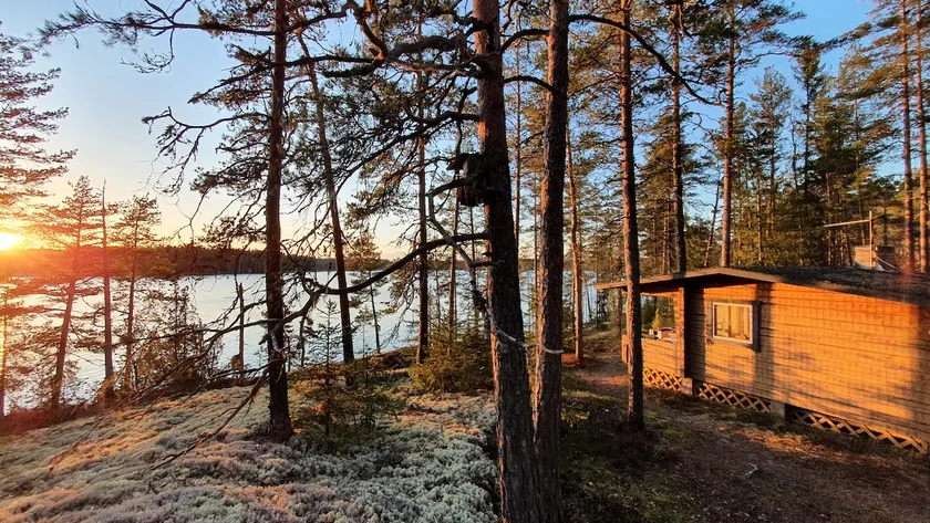 Mäntykallio hirsimökki / Cottage with a view - Image 1